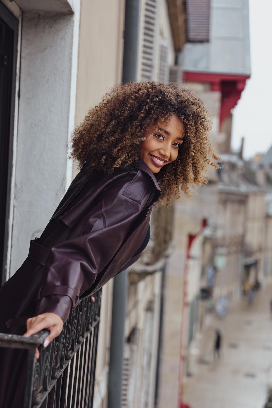 Lou Cort Miss Saône et Loire Balcon Cheveux Frisés