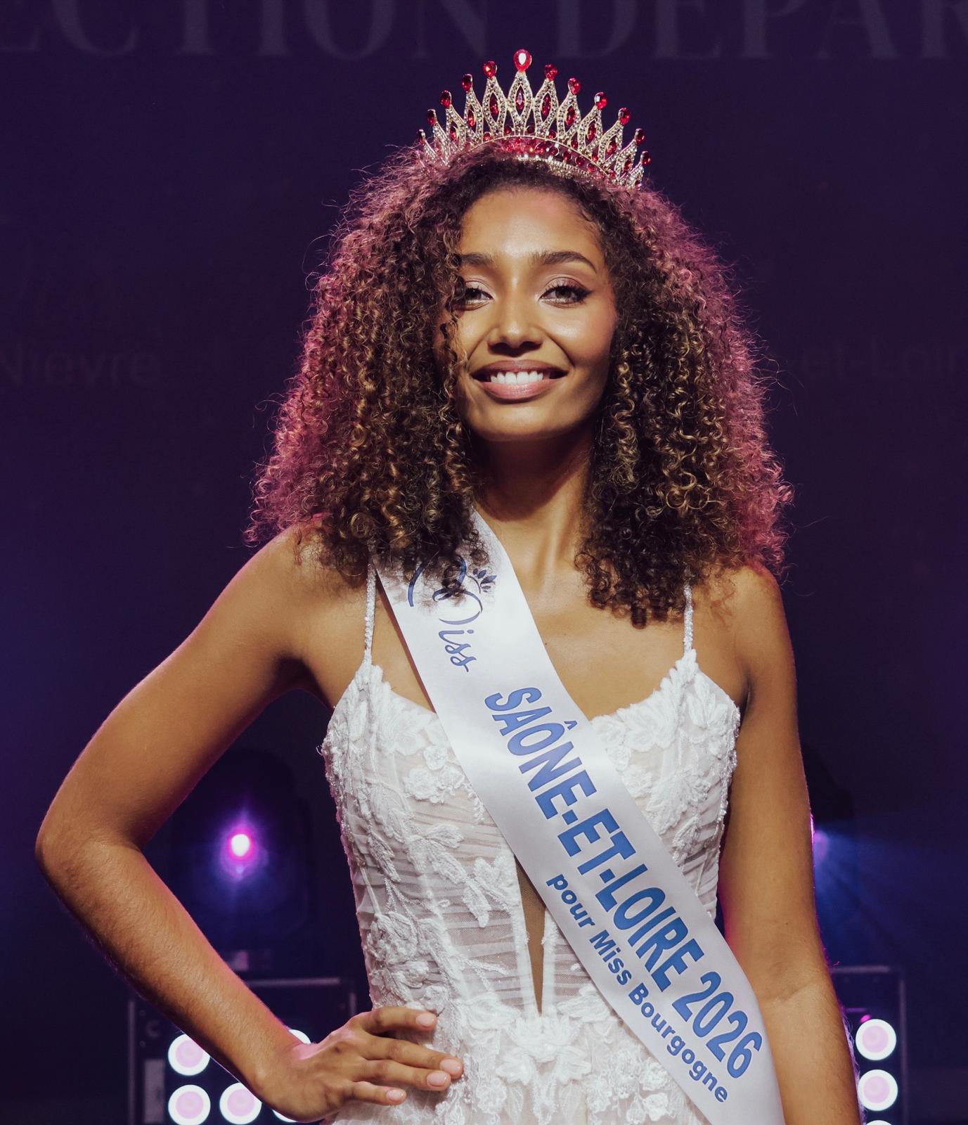 Lou Cort Miss Saône et Loire écharpe Couronne Cheveux Frisés